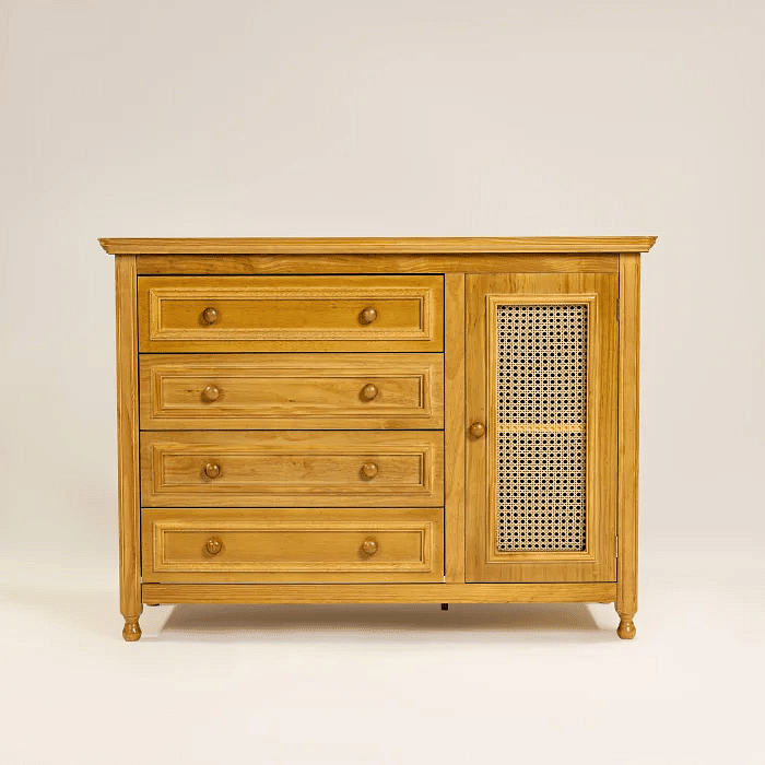 Cômoda Feliz 4 Gavetas Porta de Tela Trançada em Madeira Maciça Cor Mel