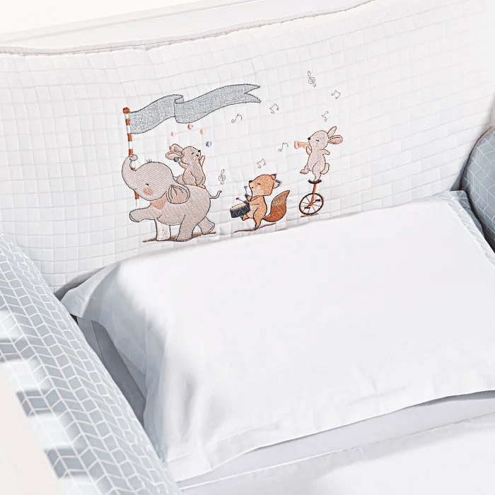 Kit de Berço Caravana Musical Bordado 3 Peças em Percal 230 fios antialérgico e tricoline para Berço Americano