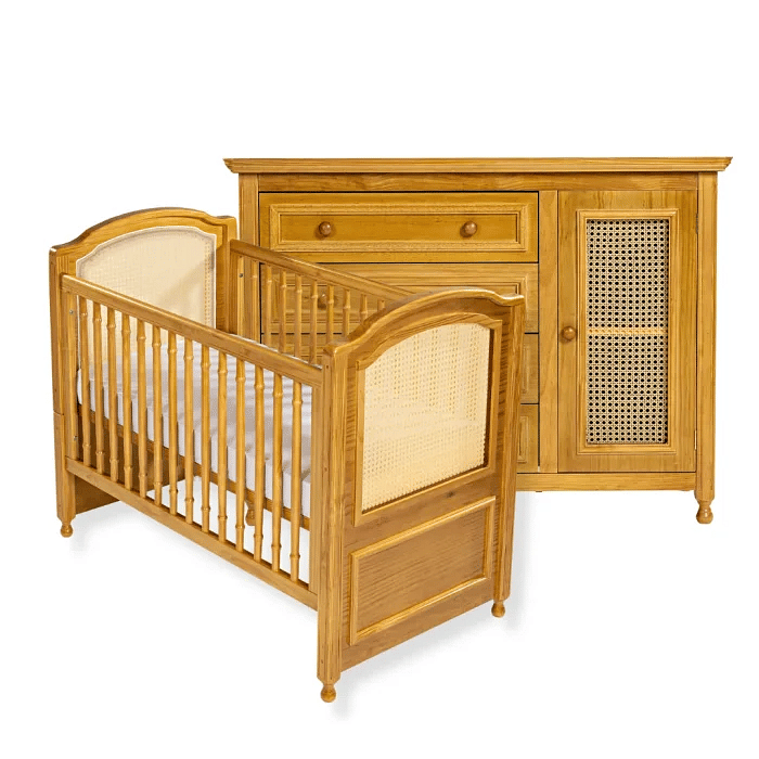 Kit Feliz Berço 2 em 1 e Cômoda 4 Gavetas e 1 Porta com Rattan em Madeira Maciça Mel