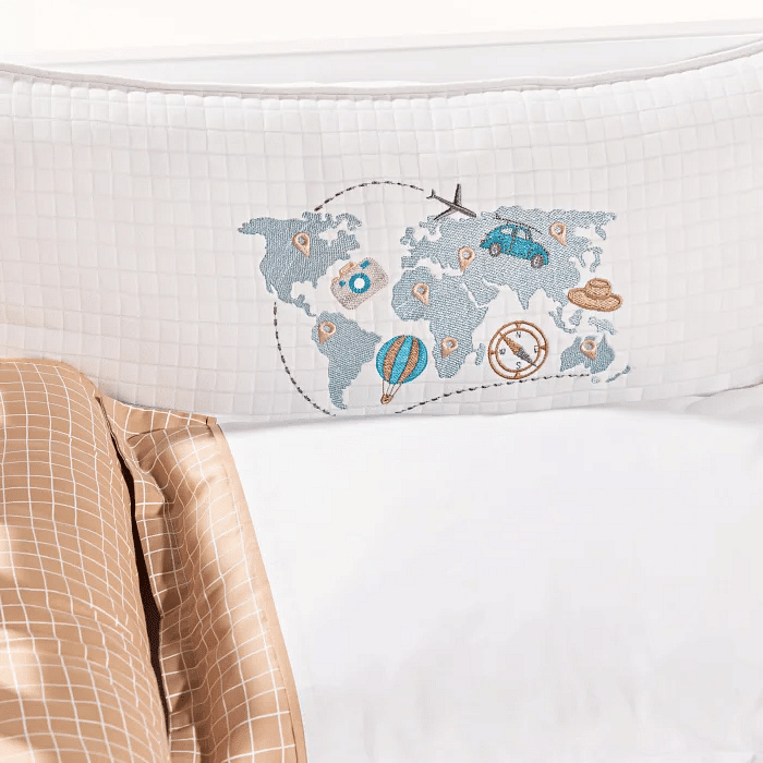 Kit de Berço Volta ao Mundo Bordado com 4 Peças em Percal 230 fios antialérgico e tricoline para Berço Americano