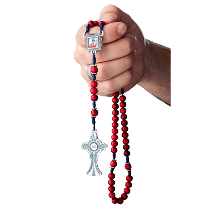 Terço de Madeira com Entremeio de São Carlo Acutis Cheio em Detalhes Personalizados