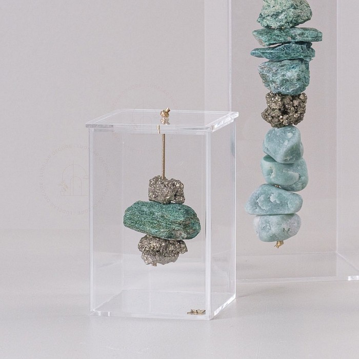 Escultura Pedra Fuchsita c/ Caixa de Acrílico - 12 cm