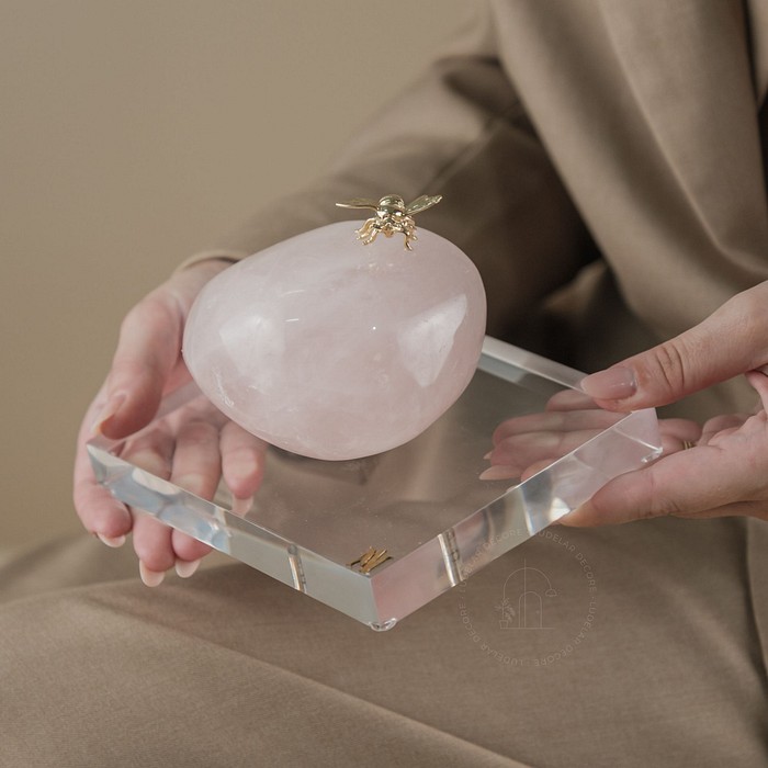 Escultura Pedra Quartzo Rosa c/ Abelha e Base de Acrílico - 12cm