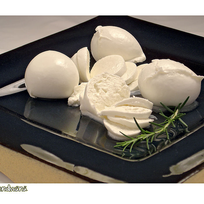 Mussarela de Búfala 4 bolas grandes  300 g liquidos