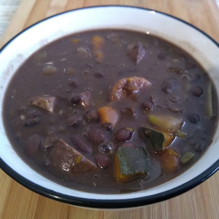 Feijoada Orgânica e Vegana com Salsicha e Tofu Defumado