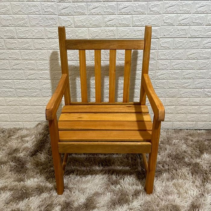 Banco de Jardim Namoradeira de Madeira 1 lugar Com Verniz