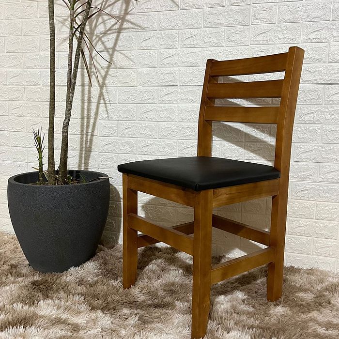 Cadeira Fixa Estofada de Madeira