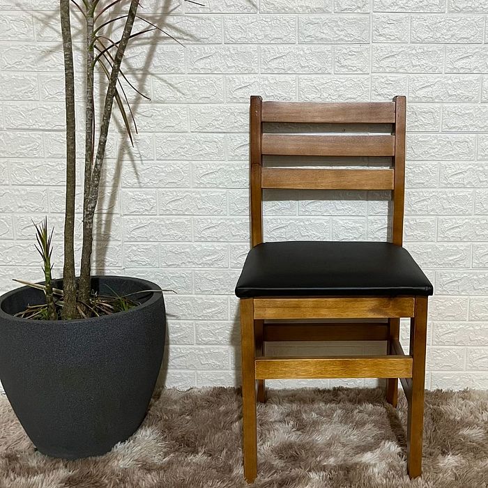 Cadeira Fixa Estofada de Madeira