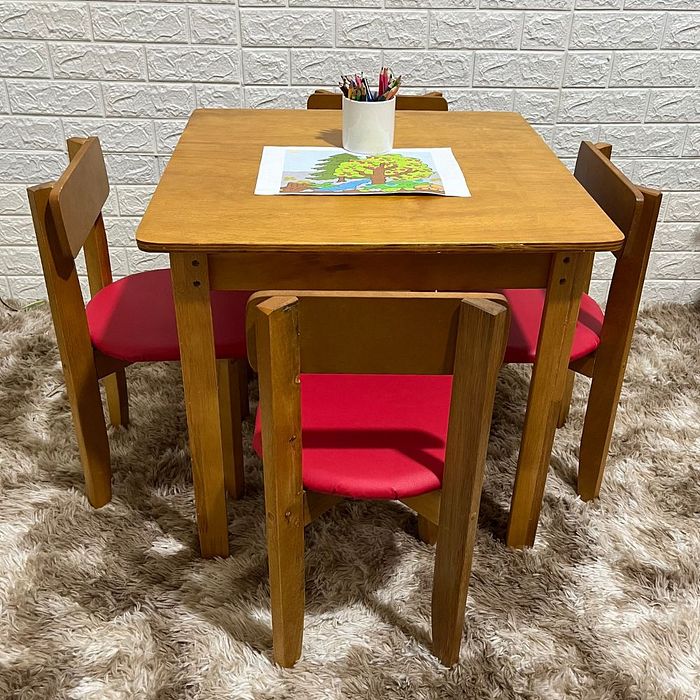 Conjunto Infantil Mesa com 4 Cadeirinhas Estofadas