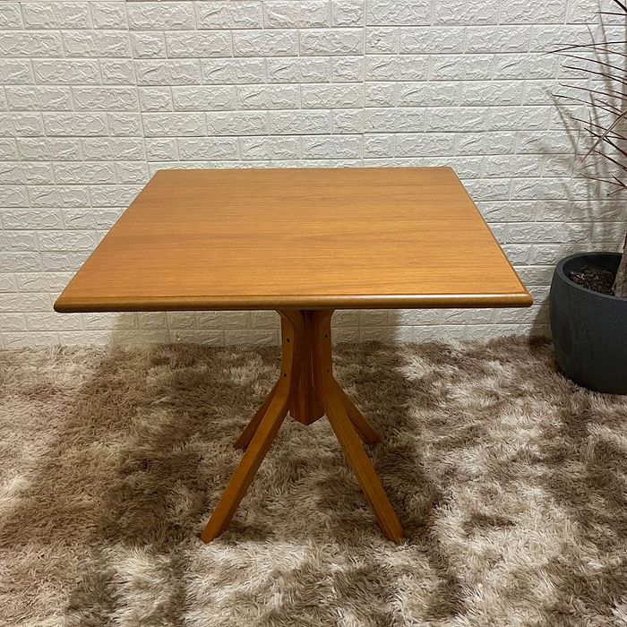 Mesa X de Madeira Maciça 80x80 Mel