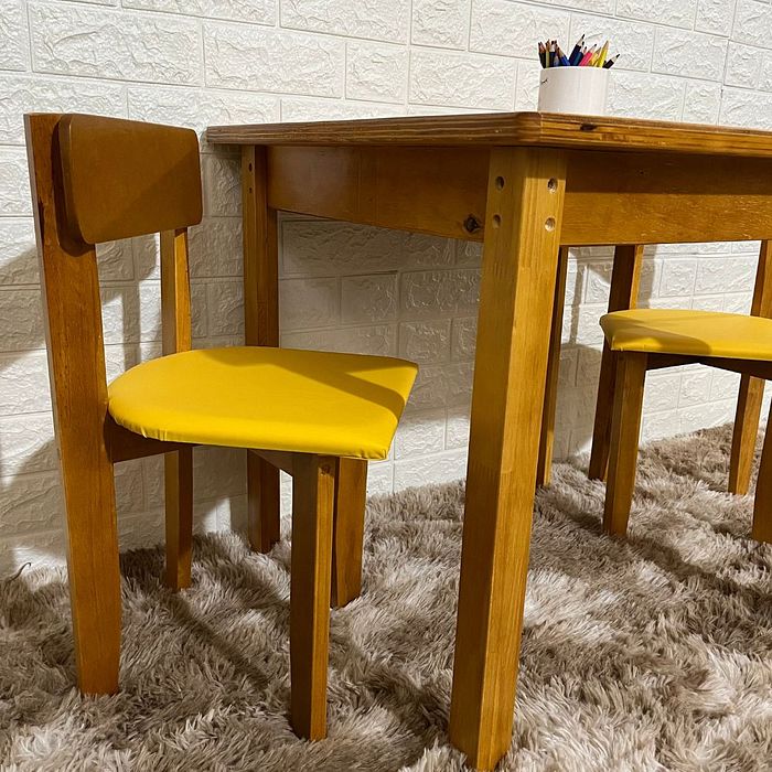 Conjunto Infantil de Madeira Mesa e 2 Cadeirinhas Estofadas