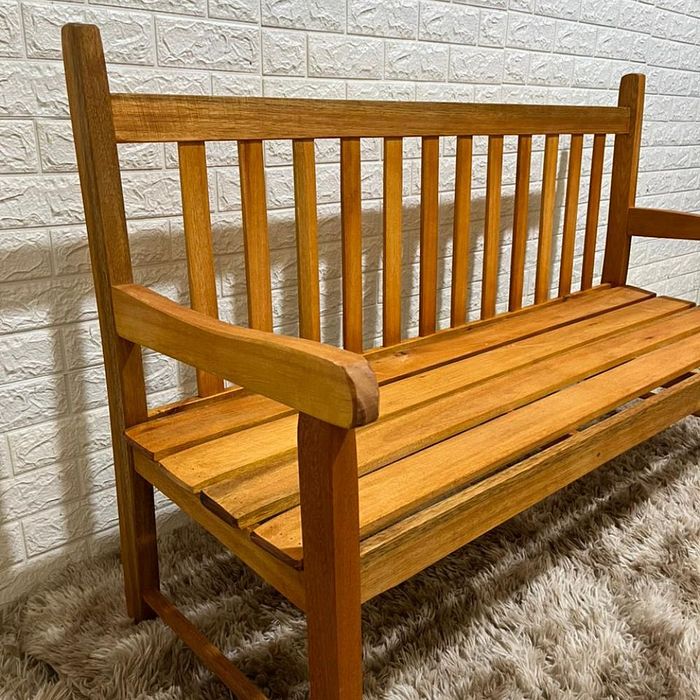 Banco de Jardim Namoradeira de Madeira 3 lugares Com Verniz