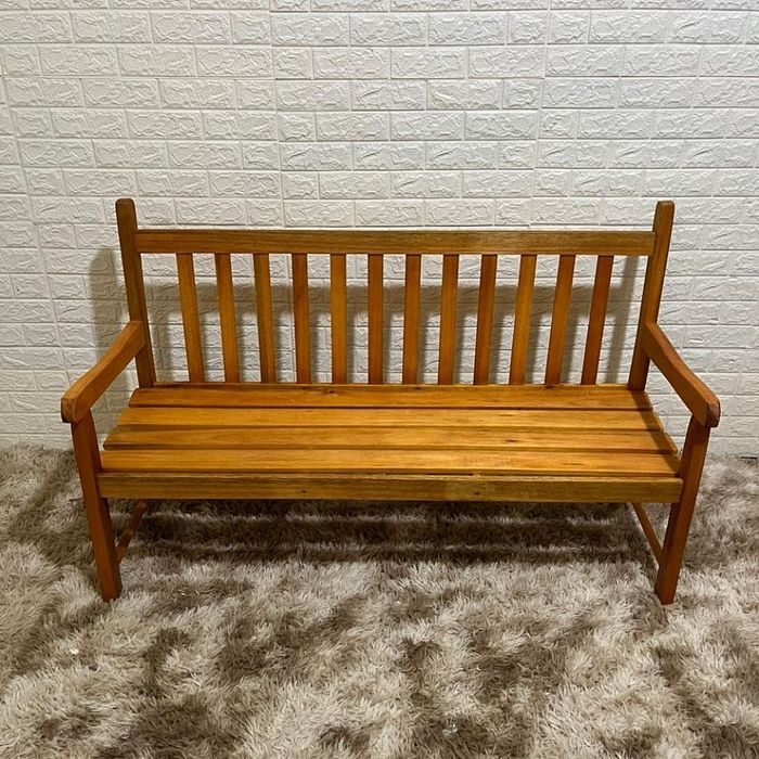 Banco de Jardim Namoradeira de Madeira 3 lugares Com Verniz