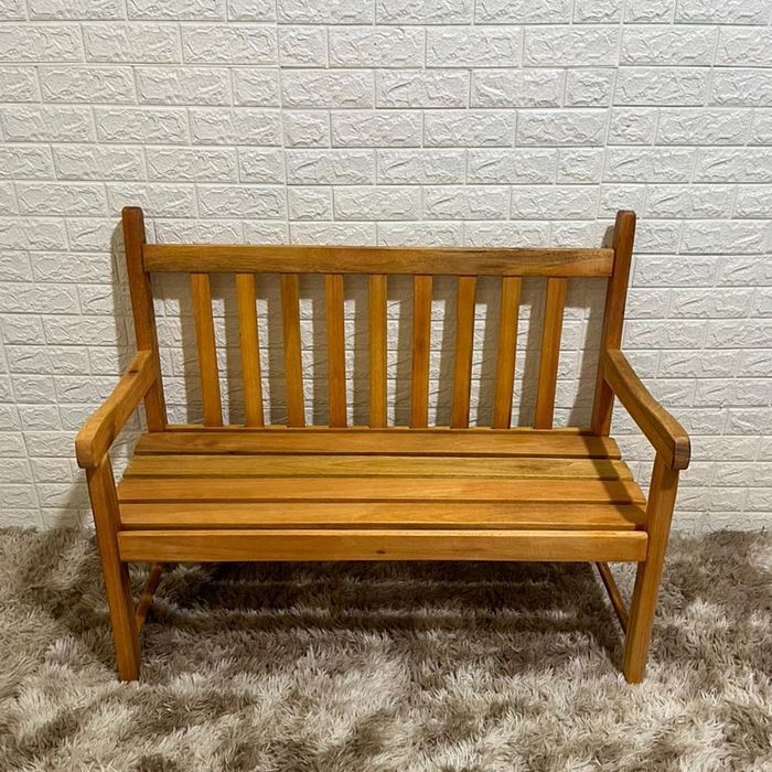 Banco de Jardim Namoradeira de Madeira 2 Lugares Com Verniz