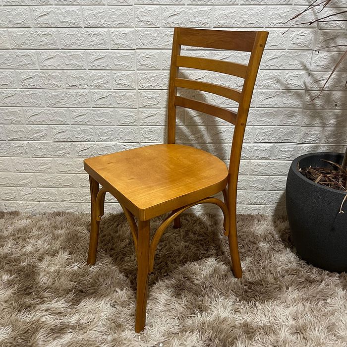 Cadeira de Madeira Maciça com Encosto Ergonômico com 4 Travessas - Bélgica