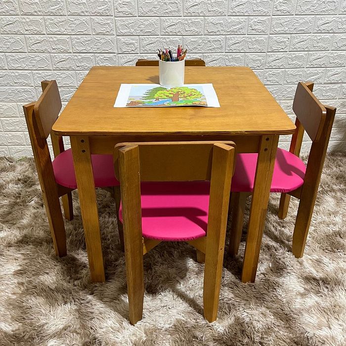 Conjunto Infantil Mesa com 4 Cadeirinhas Estofadas