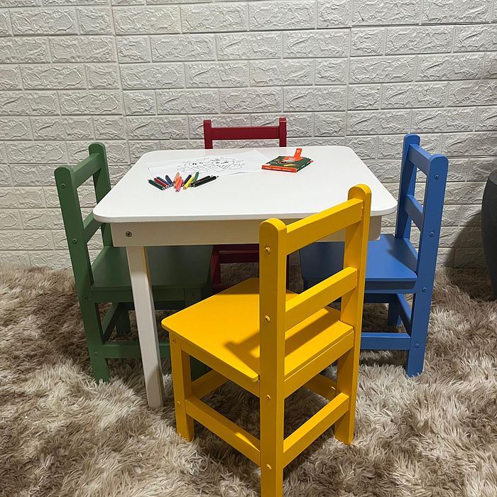 Conjunto Infantil Mesa com 4 Cadeirinhas Sem Estofado