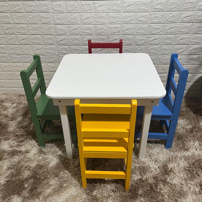 Conjunto Infantil Mesa com 4 Cadeirinhas Sem Estofado