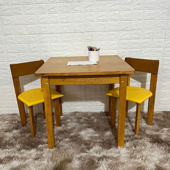 Conjunto Infantil de Madeira Mesa e 2 Cadeirinhas Estofadas