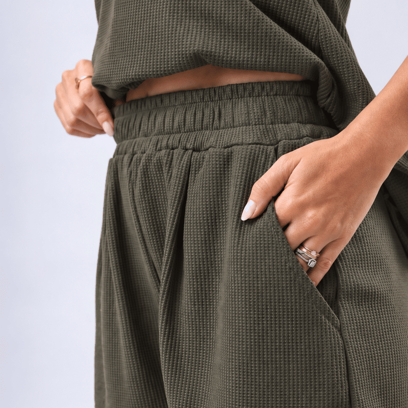 Shorts com Elástico Sirocco - Oliva Noir - vista completa da peça vestida