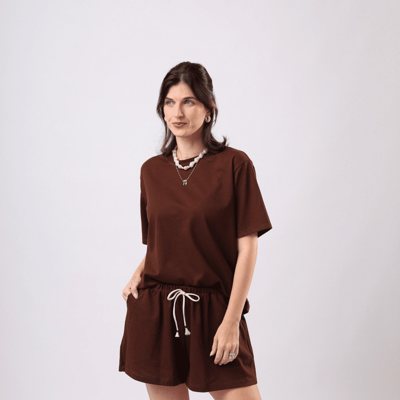 Conjunto Camiseta e Shorts 100% Algodão Easy Breezy Marrom - vista completa da peça vestida