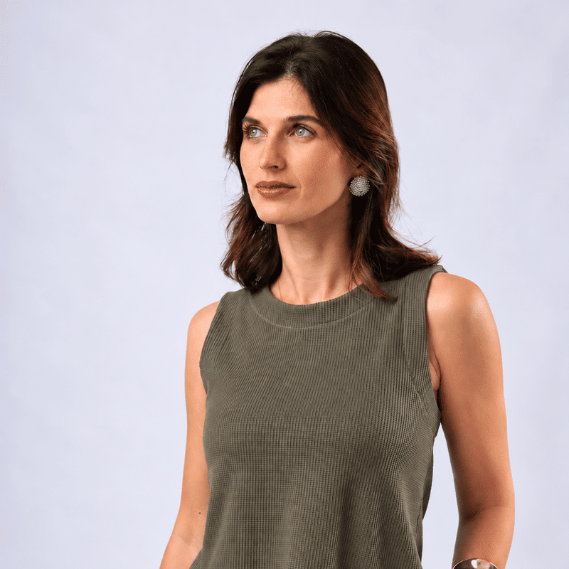 Blusa Regata com Babado Sirocco - Oliva Noir - vista completa da peça vestida