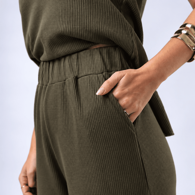 Calça Pantalona Sirocco - Oliva Noir - detalhe do tecido e acabamento