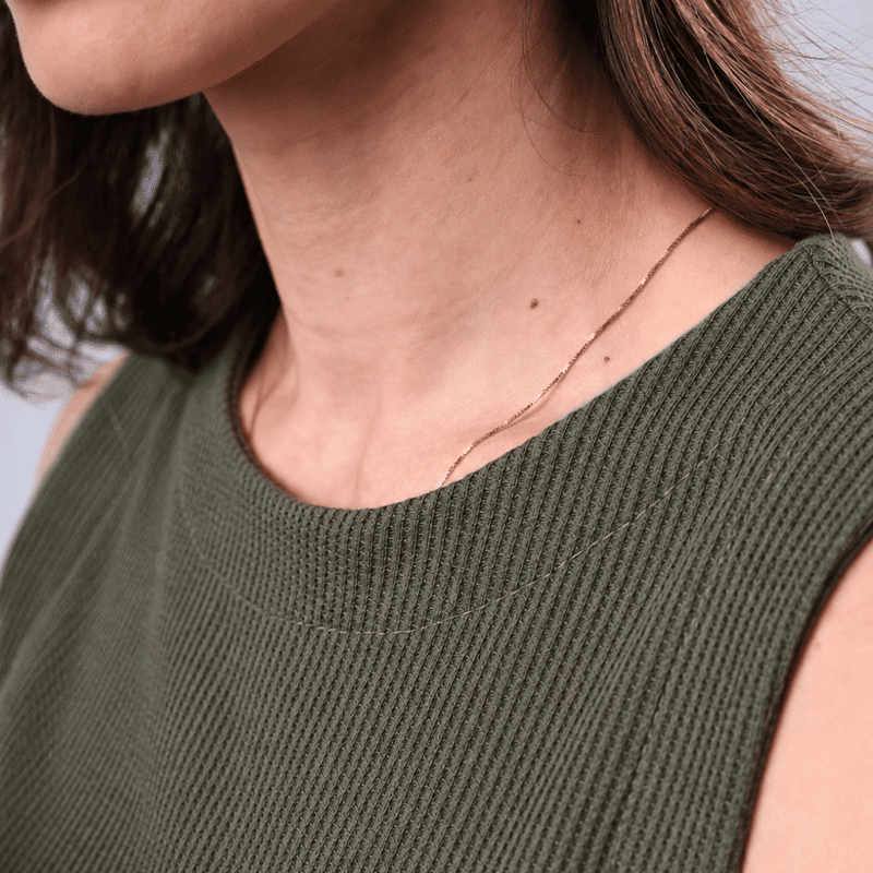 Blusa Regata com Babado Sirocco - Oliva Noir - detalhe do tecido e acabamento