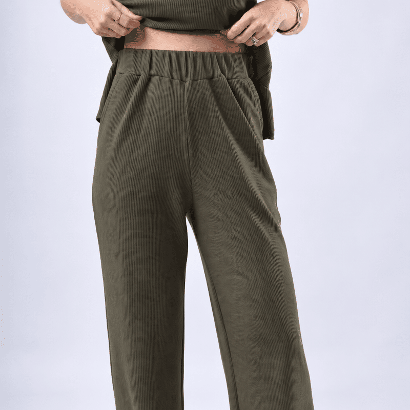 Calça Pantalona Sirocco - Oliva Noir - vista completa da peça vestida