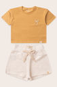 Conjunto Menina Blusa Box Manga Curta Amarelo Âmbar e Shorts Off Natural