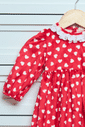 Vestido vermelho com corações brancos