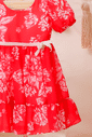 Vestido floral com fundo vermelho