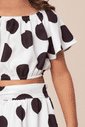 Conjunto blusa e saia com estampa poá