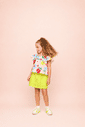 Conjunto com bata estampada e saia de cor lisa