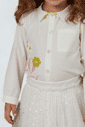 Camisa com estampa e aplique de flores Camisa com estampa e aplique de flores