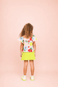 Conjunto com bata estampada e saia de cor lisa