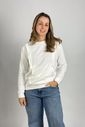 Blusa de amamentação Olívia - Off white Modelo de frente vestindo a blusa Olívia off white com calça jeans