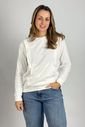 Blusa de amamentação Olívia - Off white Modelo de frente com a mão no bolso, blusa Olívia off white e calça jeans