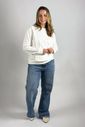 Blusa de amamentação Olívia - Off white Modelo de corpo inteiro com a blusa Olívia off white e calça jeans