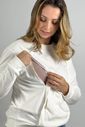 Blusa de amamentação Olívia - Off white Modelo abrindo o zíper de amamentação da blusa Olívia off white, com forro rosado aparente