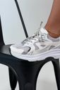 Tênis Victoria Off White no pé Vídeo do Tênis Feminino Victoria Off White sendo apresentado em detalhes, com cabedal em tela, recortes prateados, partes off white, cadarços claros e solado branco robusto.