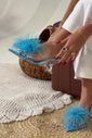 tiffany-tamanco-plumas-avestruz-azul Detalhe das plumas do Tamanco Tiffany turquesa