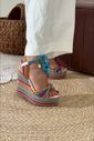 califa-sandalia-feminina-amarraçao-multicolorida Video Detalhes Sandália feminina plataforma Califa multicolorida com amarração no tornozelo