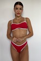 Top Biquíni Diana Duna Vermelho Texturizado VIBE BIKINIS Top de biquíni Diana Duna VIBE BIKINIS vermelho em tecido texturizado duna com viés e alças brancas, vista frontal.