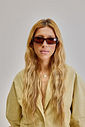 olympia-oculos-feminino-tartaruga Mulher usando Óculos de Sol Feminino Olympia tartaruga com lentes degradê.