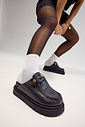 Clog feminino preto usado com meia branca em look casual
