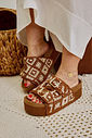 sasha-tamanco-feminino-trama-artesanal-camel Tamanco feminino Sasha camel no pé com cabedal bordado