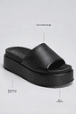tamanco-plataforma-feminino-tira-acolchoada-preto-fifi Infográfico do tamanco preto destacando tira frontal larga, plataforma de aproximadamente 7 cm e bico redondo.