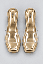 tamanco-flatform-feminino-tira-vinil-dourado-adele Par do Adele - Tamanco Flatform Feminina Tira Vinil Dourado visto de cima, com tira em vinil transparente