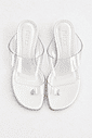 nic-tamanco-feminino-salto-acrilico-off-white Tamanco Feminino Nic Off White vista superior detalhe das tiras em vinil